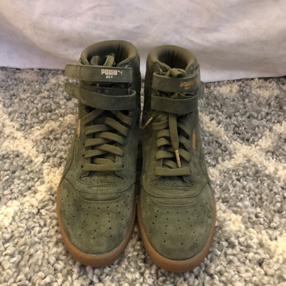 Women’s Puma sneakers